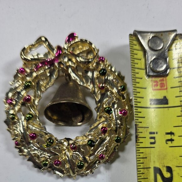 Vtg Gold-Tone Christmas Wreath Brooch Dangling Bell holiday Womens Jewelry - Picture 3 of 3